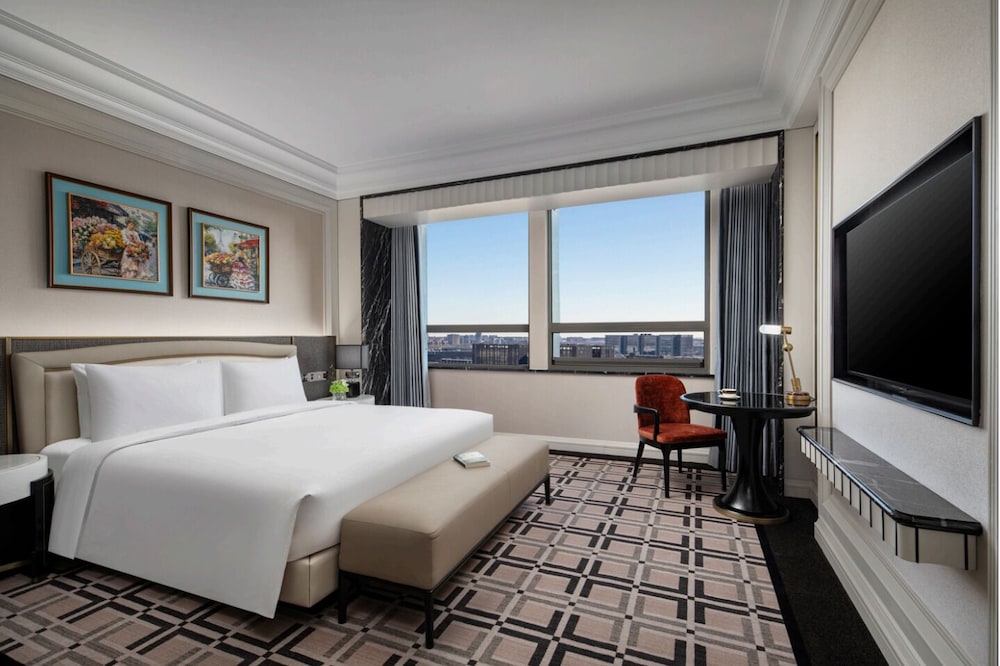 DELUXE, KING BED