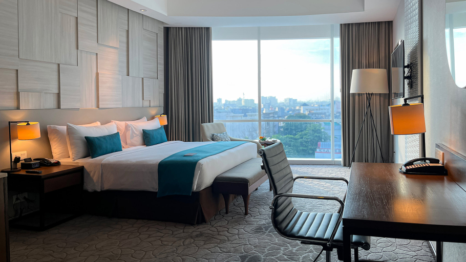Premium, King Bed, Lounge Access, Smoking
