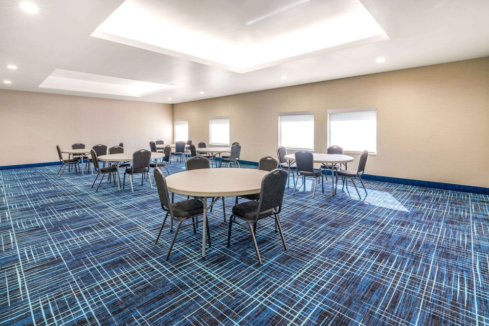 La Quinta Inn & Suites by Wyndham Oklahoma City Airport 45/50