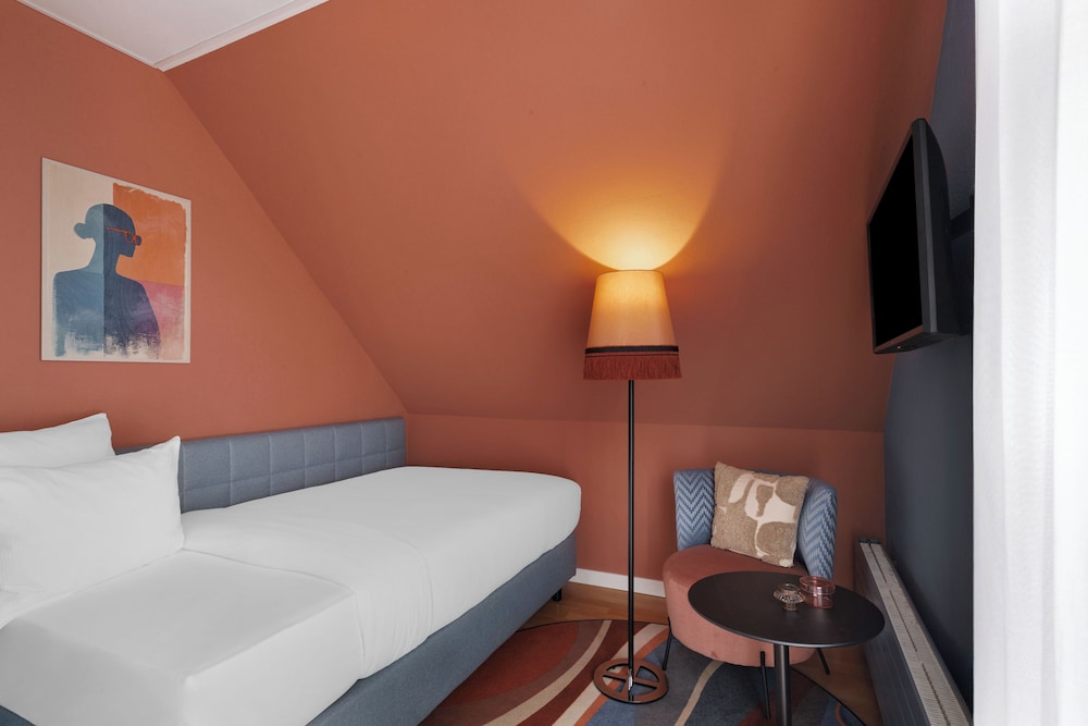 ROOM, SINGLE