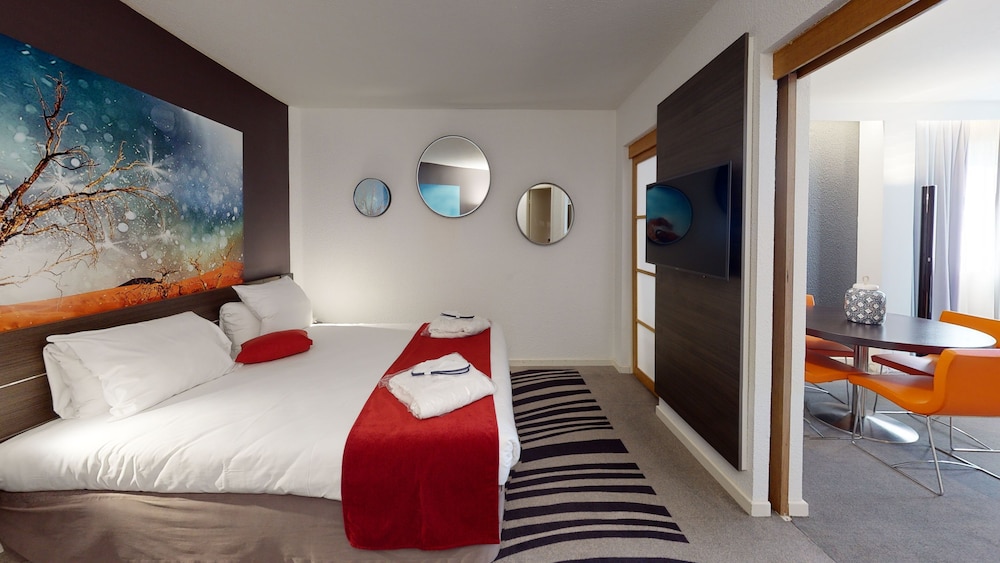 SUITE, QUEEN BED, SOFA