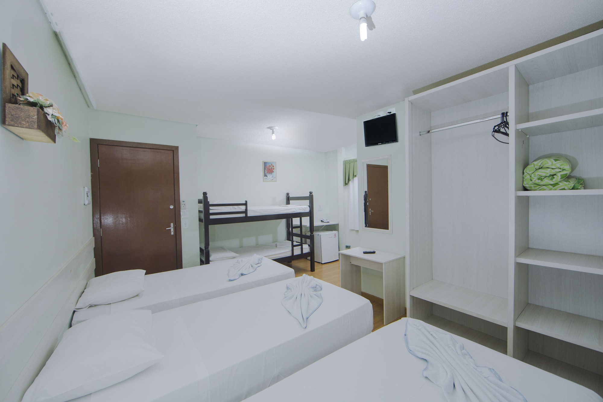 ROOM, QUINTUPLE
