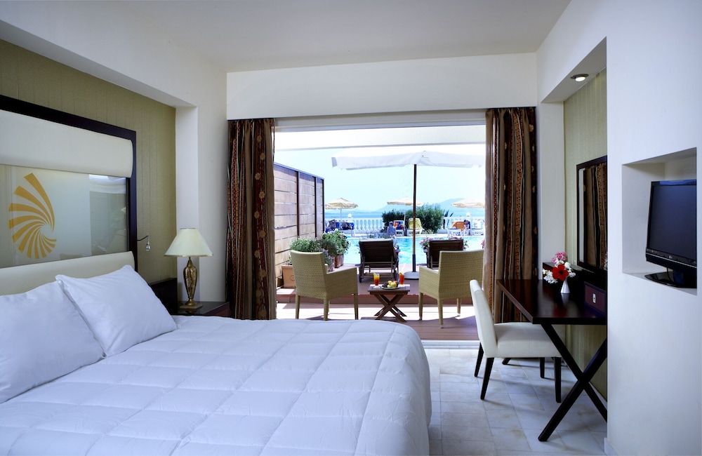 Suite, Twin Beds, Pool Side, 2 Sofa