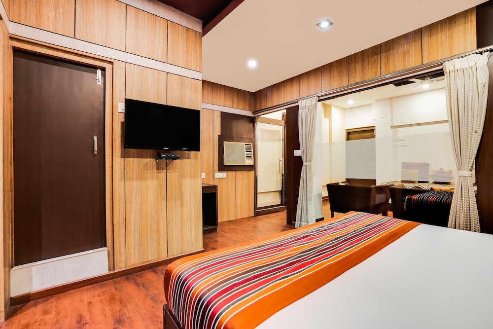 HOTEL EMBASSY 12/26