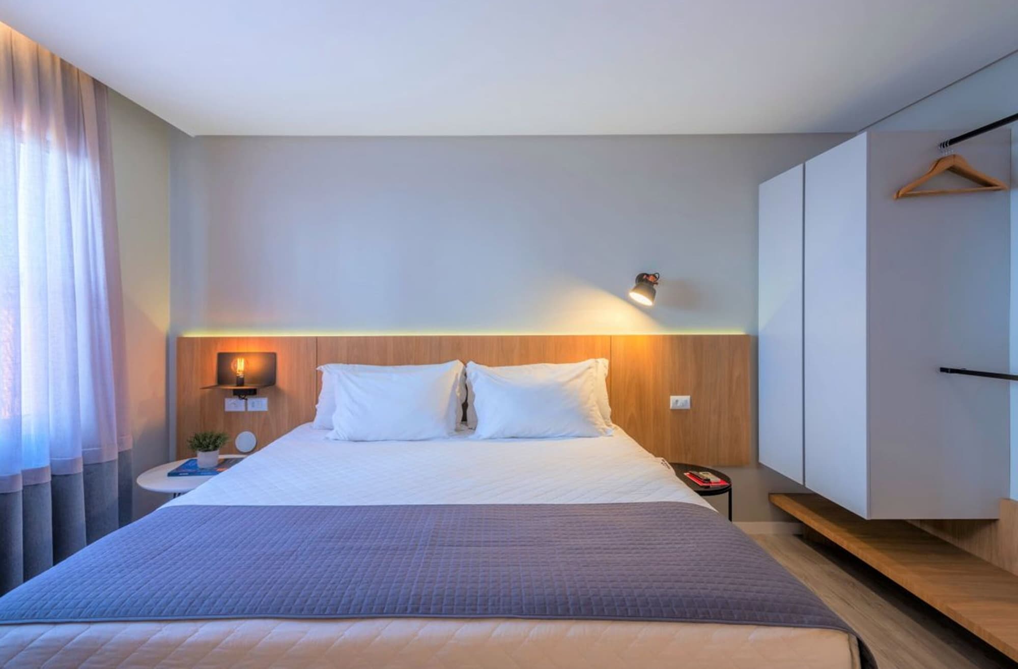 MASTER, SUITE, BATHTUB