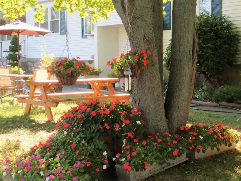 Founder's Brook Motel & Suites 30/48