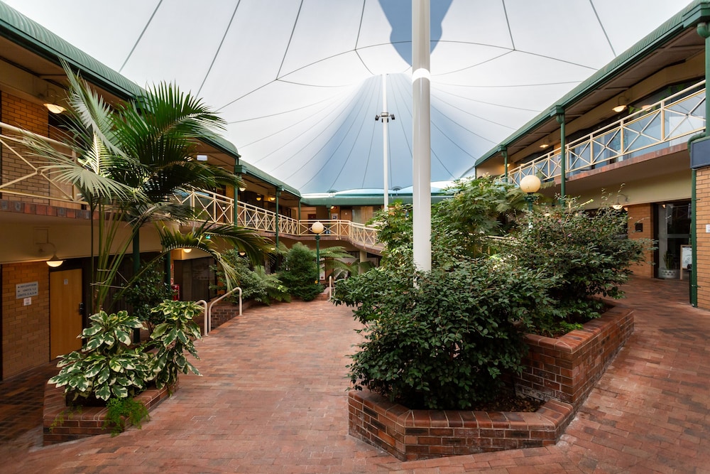 Mayfair Plaza Motel 33/53