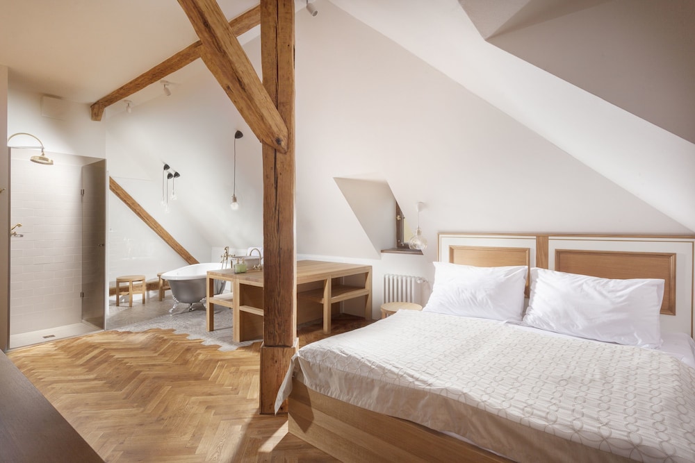 DELUXE, KING BED