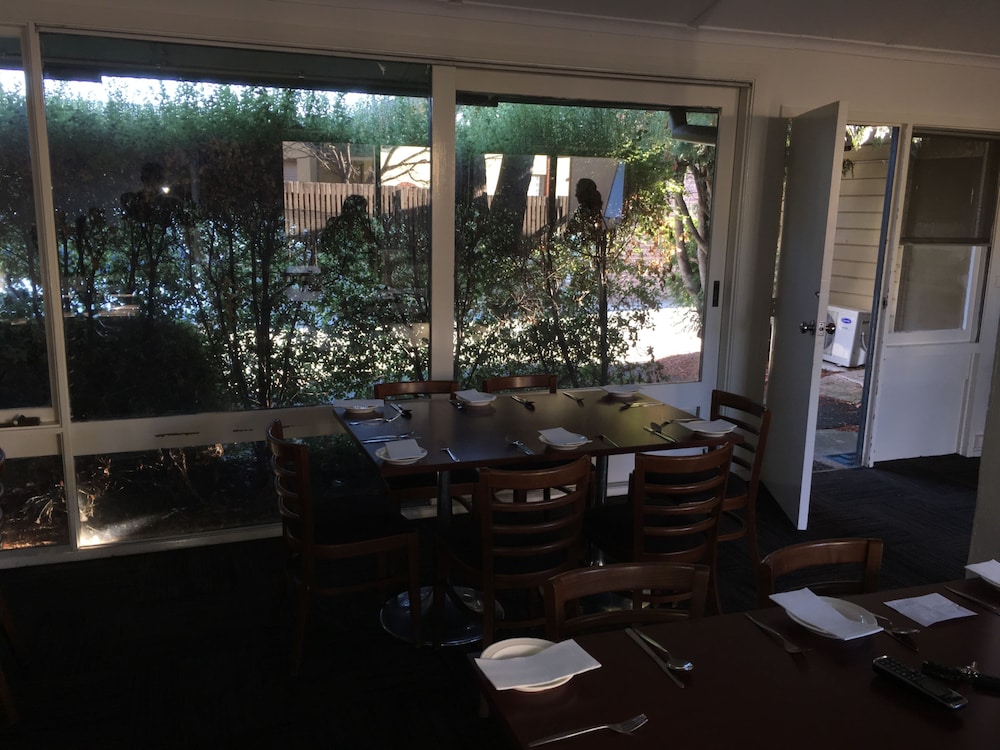 RED CEDARS MOTEL CANBERRA 24/42