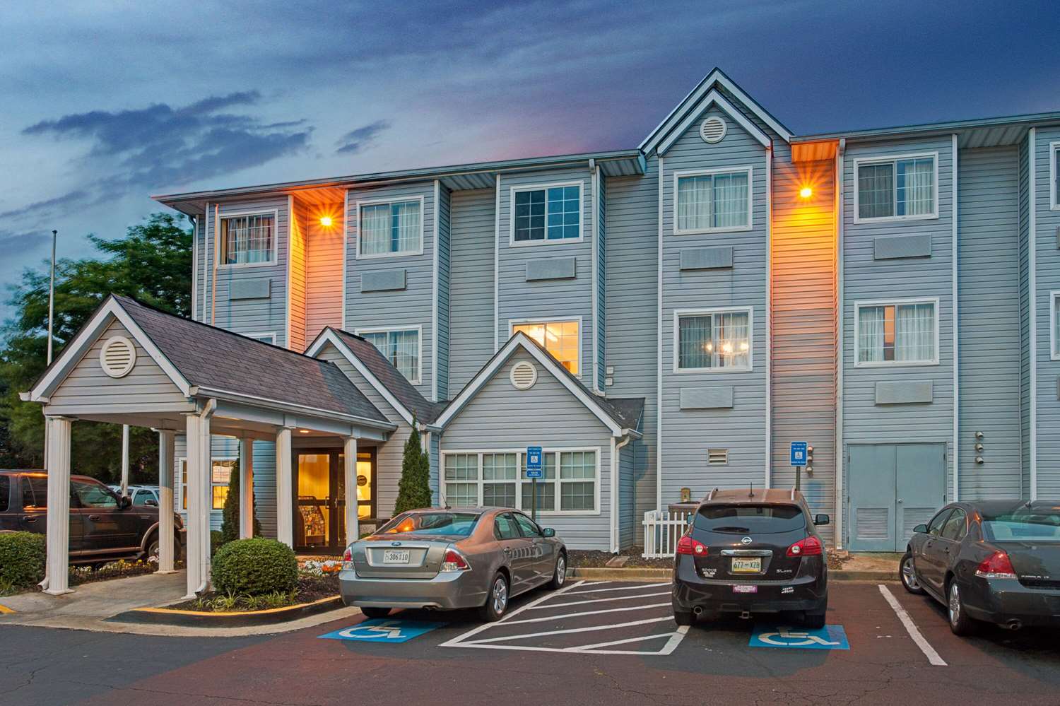 Microtel Inn and Suites by Wyndham Atlanta Airport 20/25