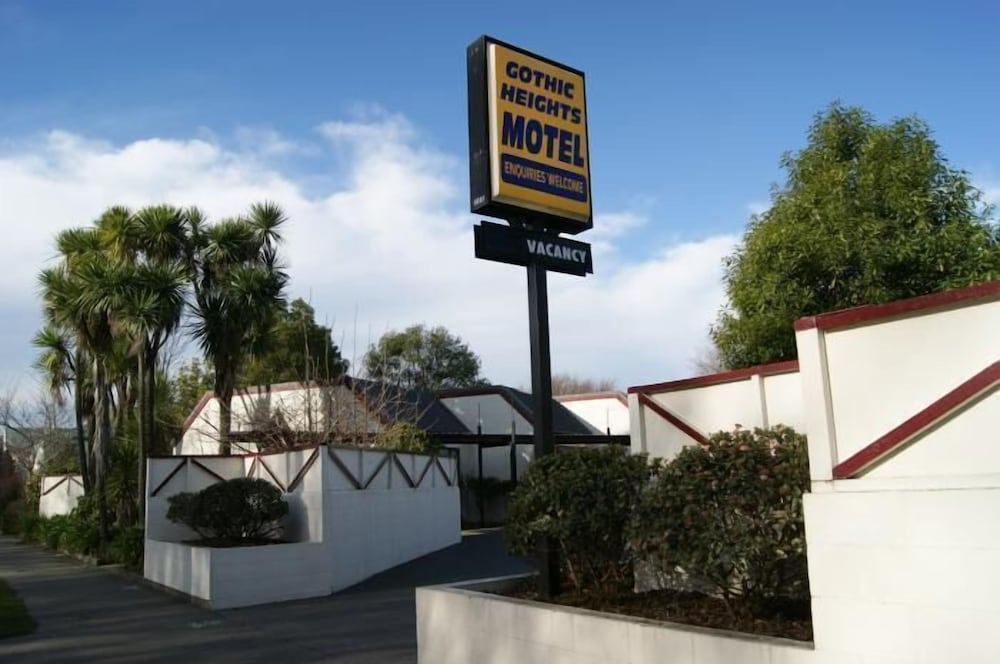 Gothic Heights Motel 31/54