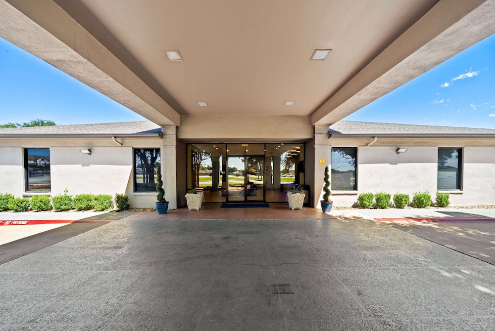 Days Inn by Wyndham Round Rock 35/43