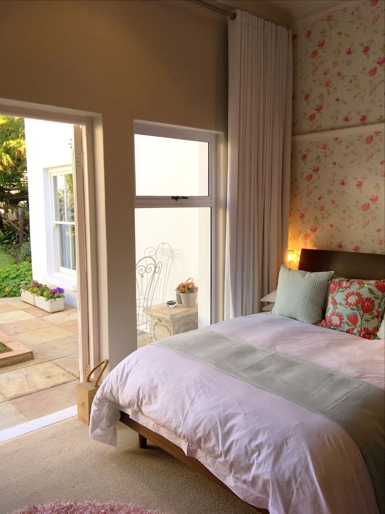 DELUXE, QUEEN BED, BATHTUB