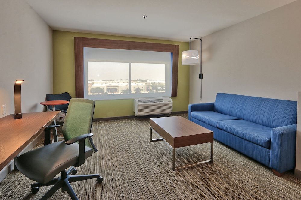 Holiday Inn Express & Suites Albuquerque East 29/34