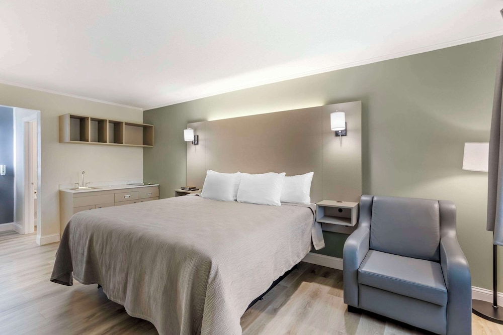 EFFICIENCY, KING BED