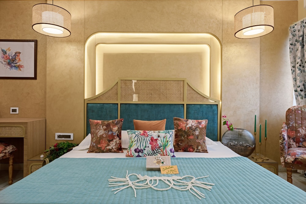 Theme, Artist, King Bed