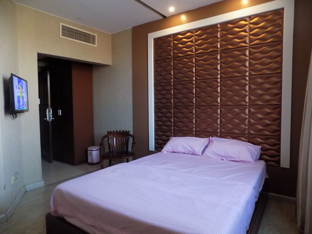 Freedom City Hotel 5/34
