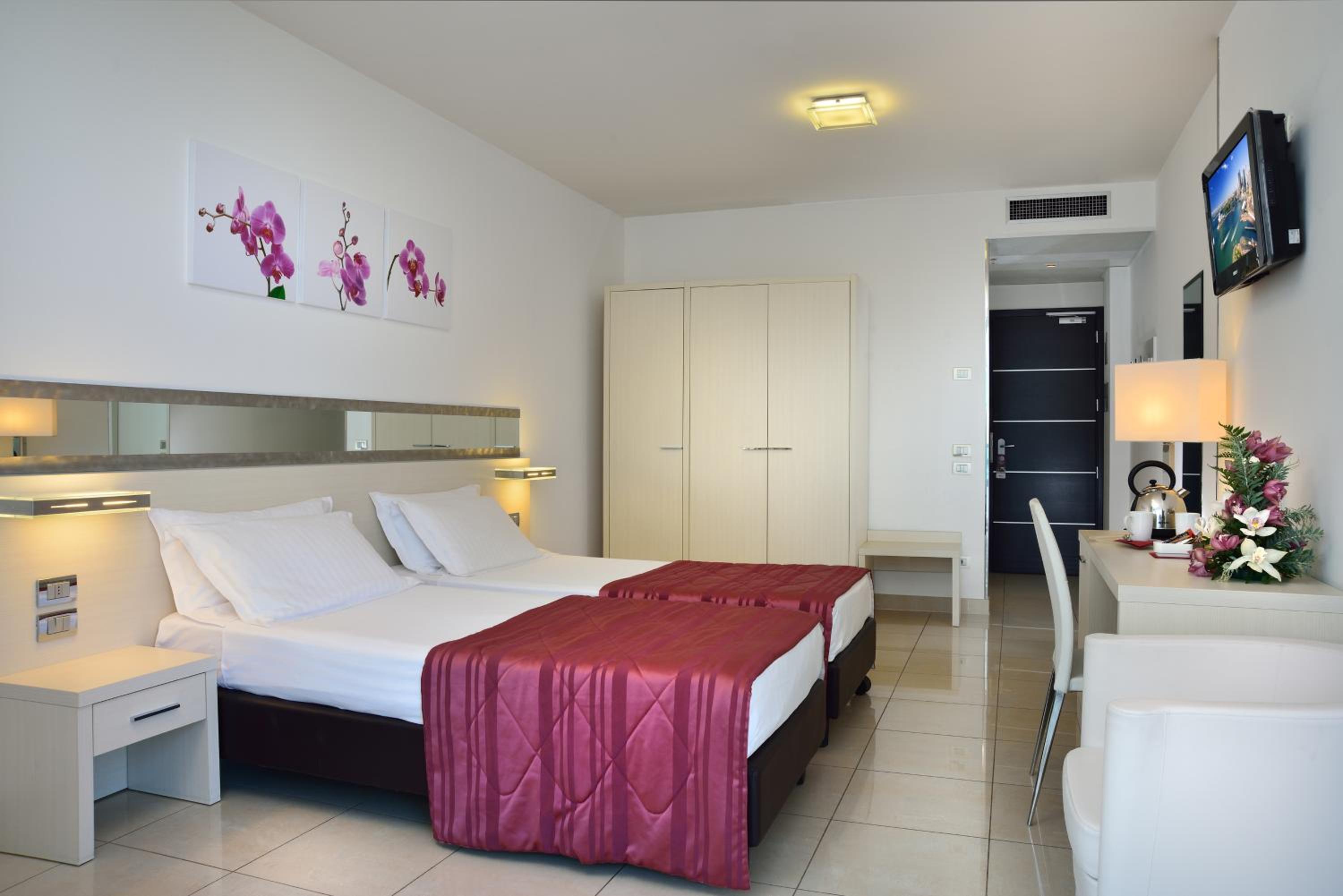 Classic, Twin Beds, Side Sea View, Balcony، MERCURE RIMINI ARTIS 2/10