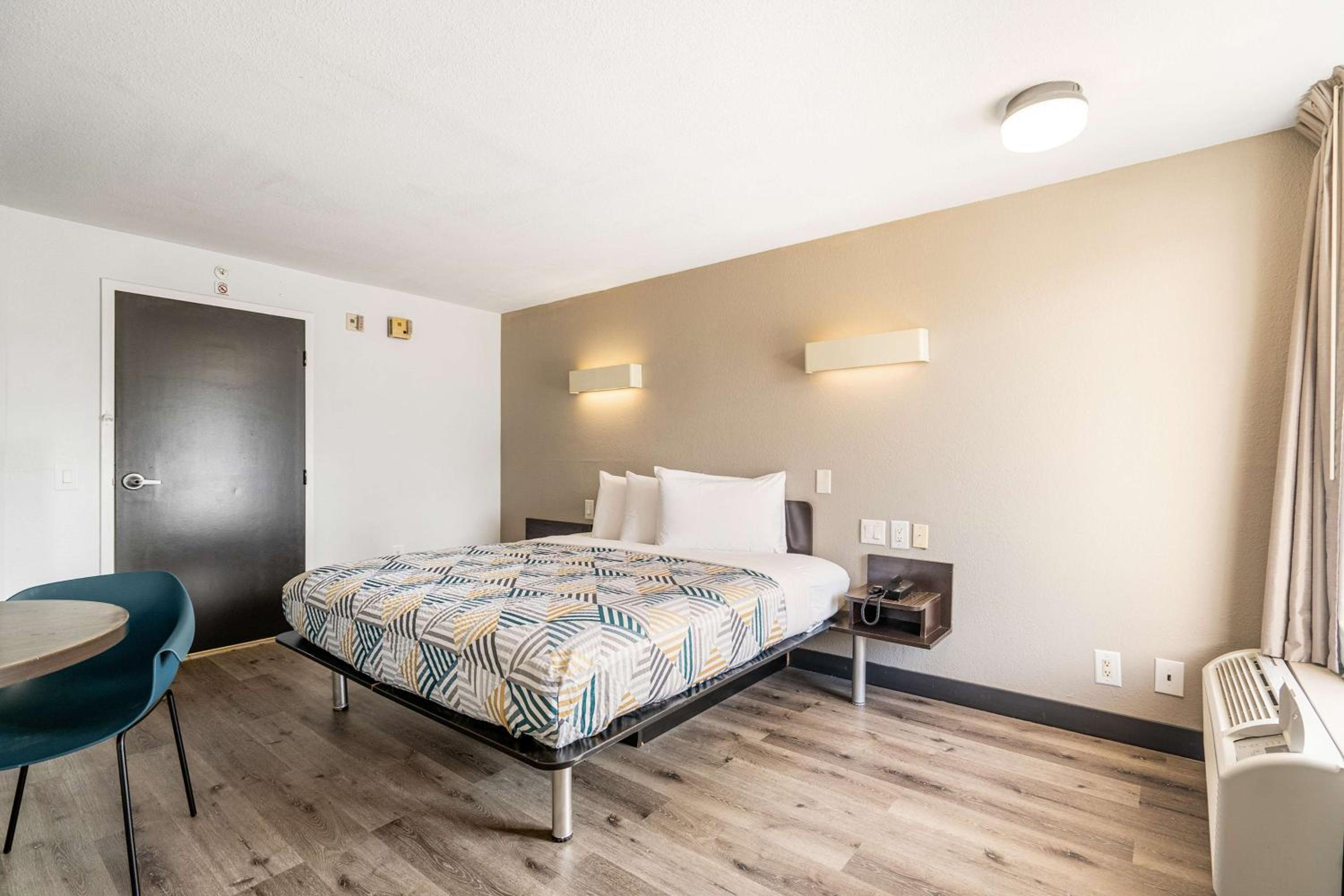 ROOM, KING BED, ACCESSIBLE