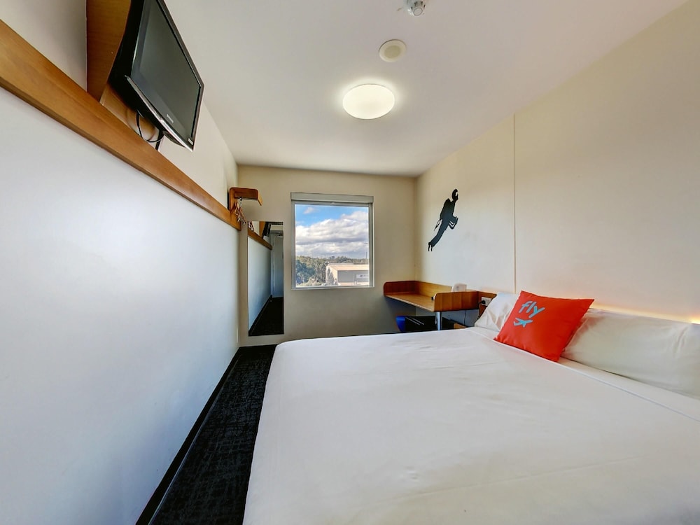 STANDARD, QUEEN BED