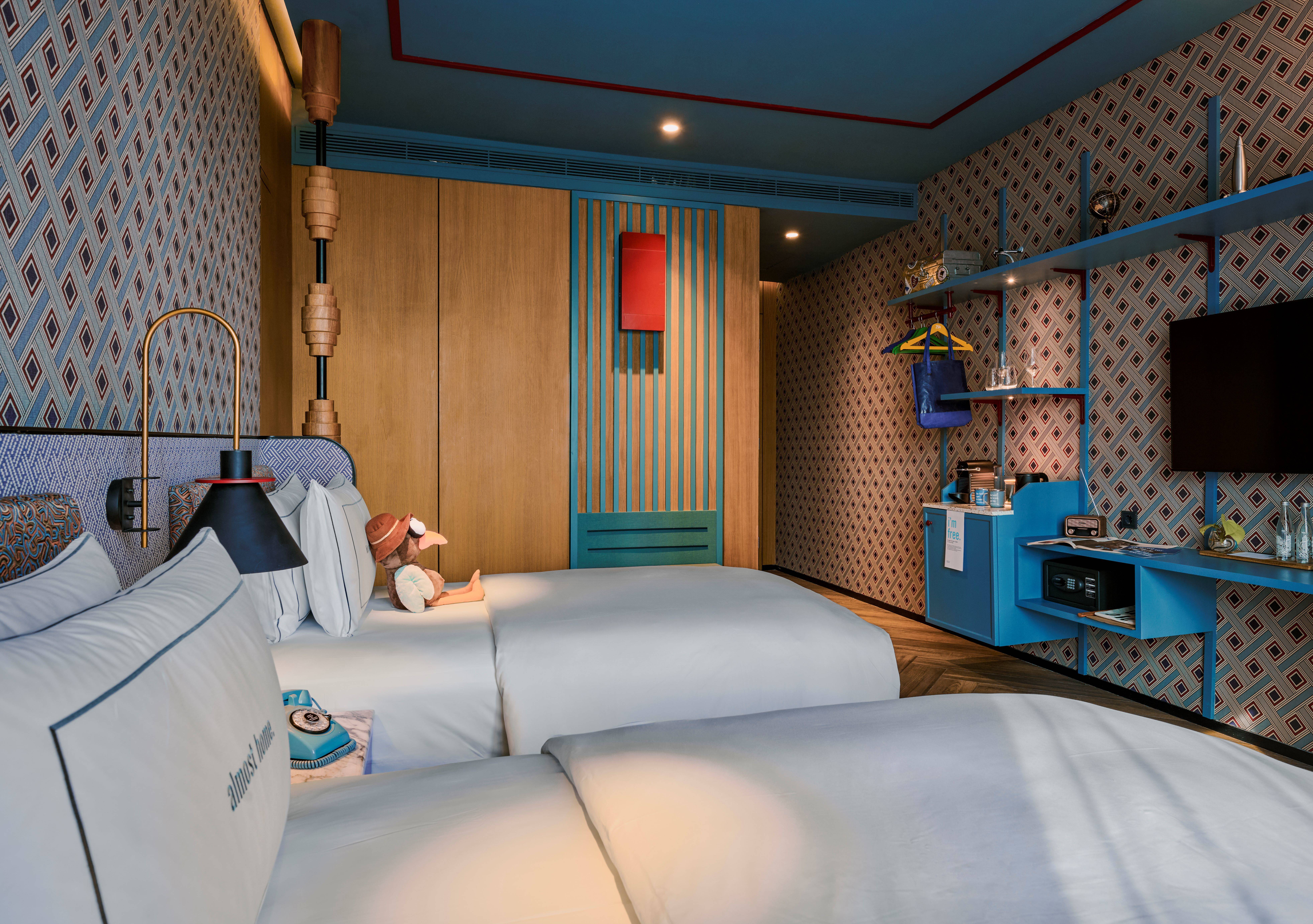 Medium Urban, Twin Beds