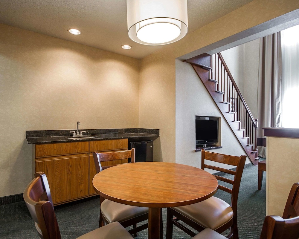 Comfort Suites Appleton Airport 22/27