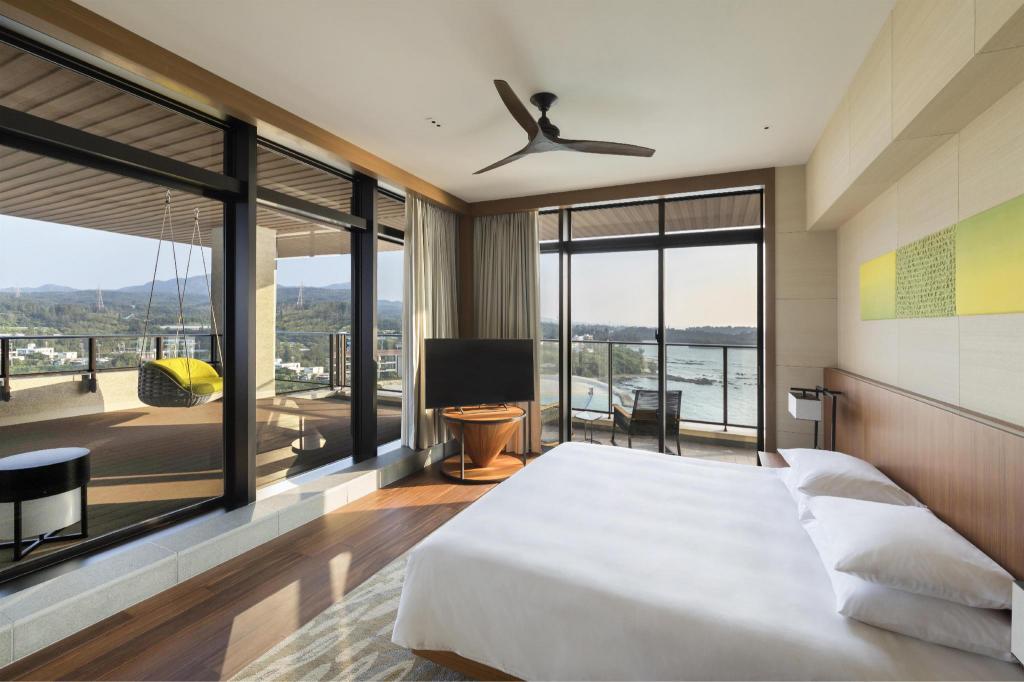 Sunset, Suite, King Bed, Corner