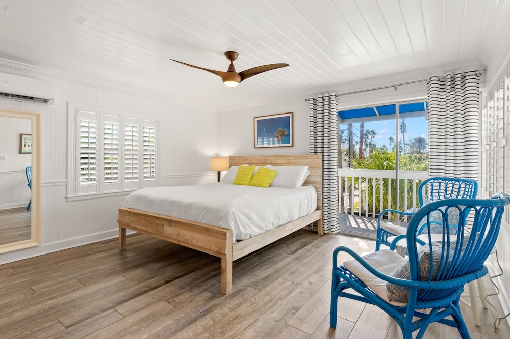 SUNSET, DELUXE, STUDIO, KING BED