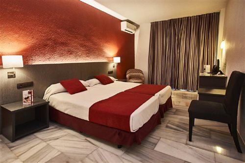 غرفة بسرير مزدوج أو سريرين منفصلين