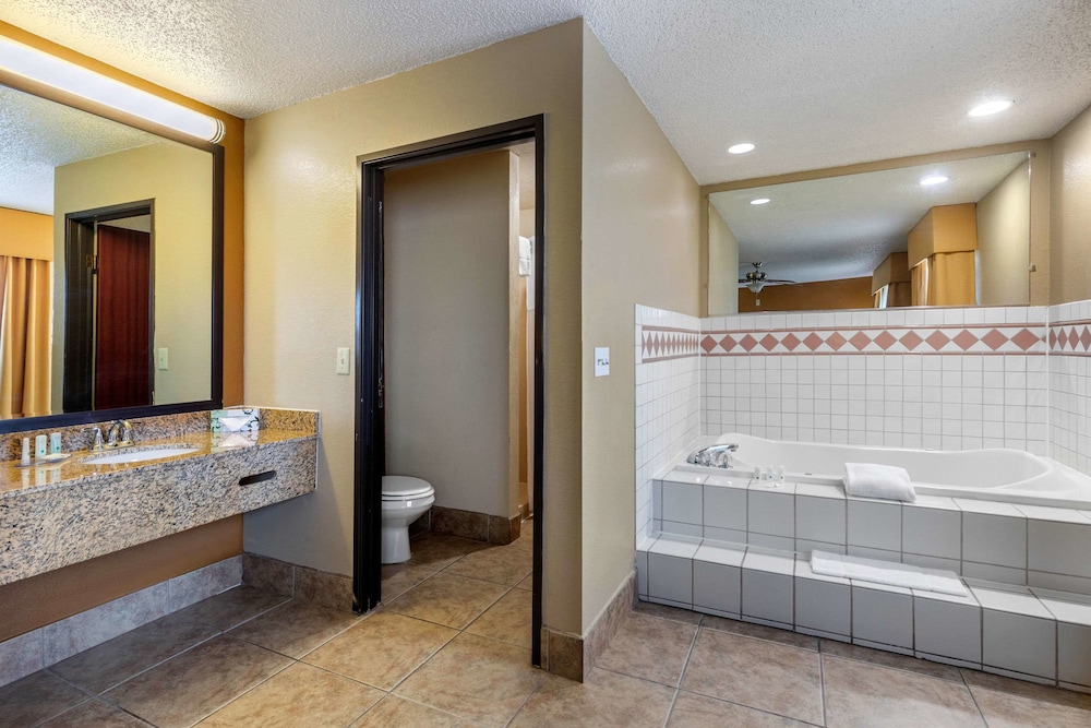 Quality Suites Addison-Dallas 12/42