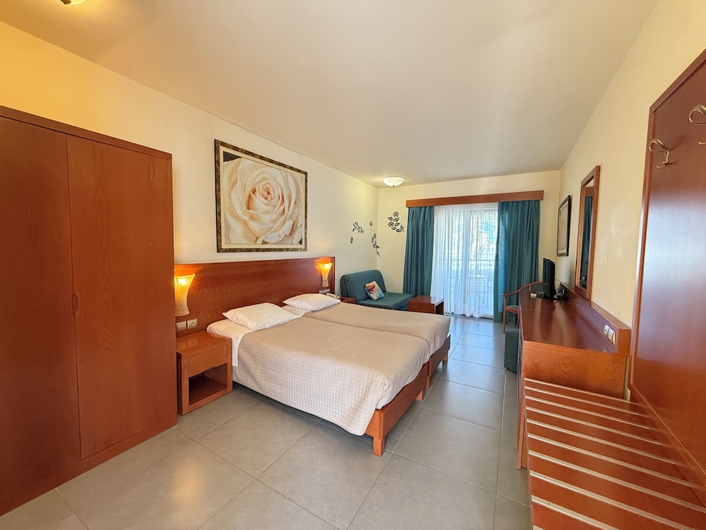 Standard, Twin Beds, Partial Sea View, Sofa