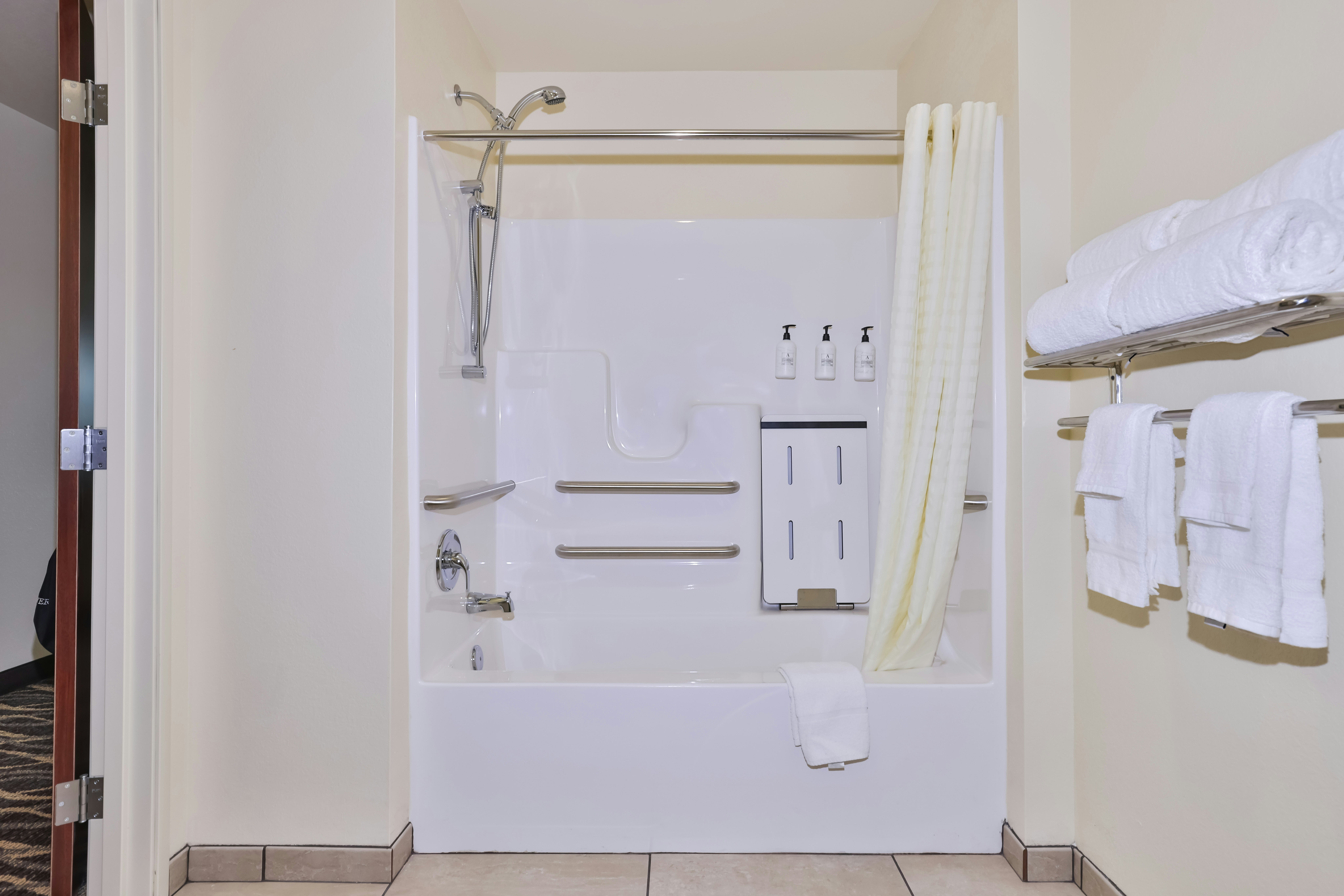 Cobblestone Hotel & Suites - Rhinelander 50/50
