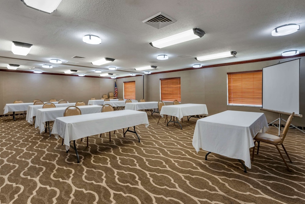 Comfort Inn & Suites St. Louis O Fallon 32/34
