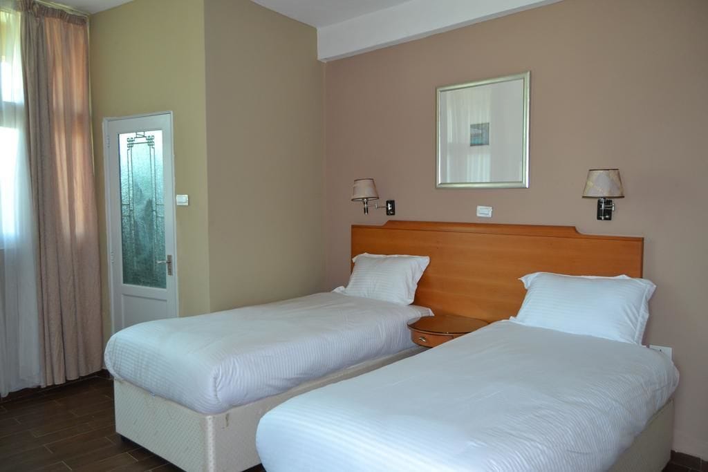 ROOM, TWIN BEDS