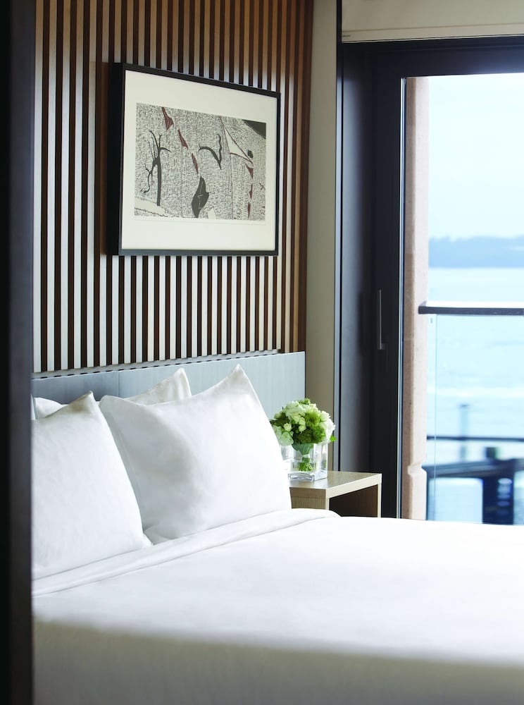 ROOM, KING BED, OPERA VIEW