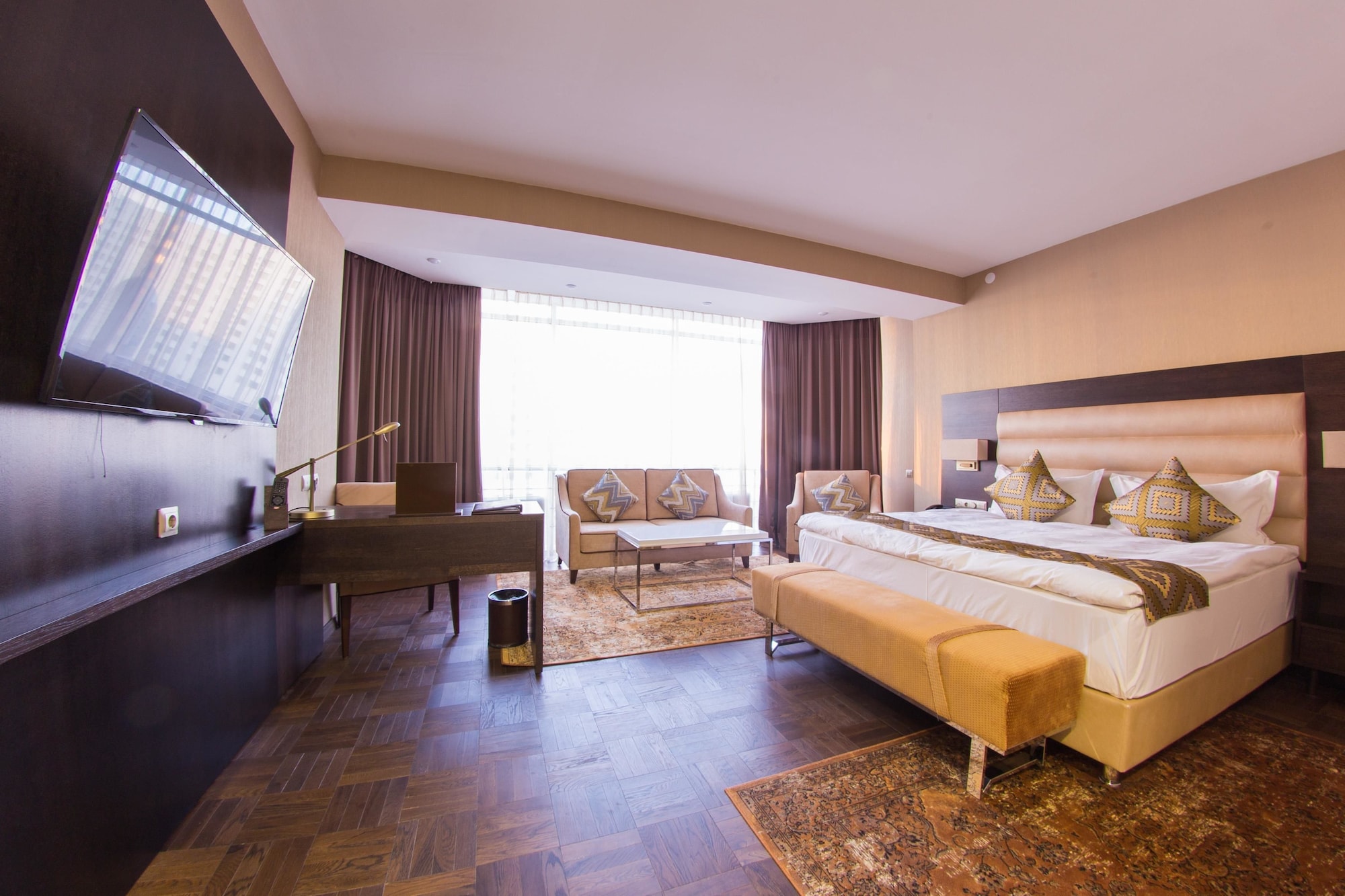 EXECUTIVE, SUITE, KING BED
