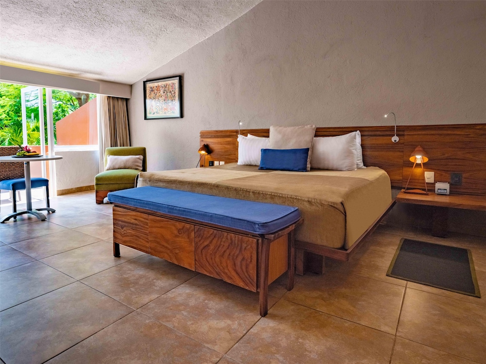 SUPERIOR, DELUXE, KING BED