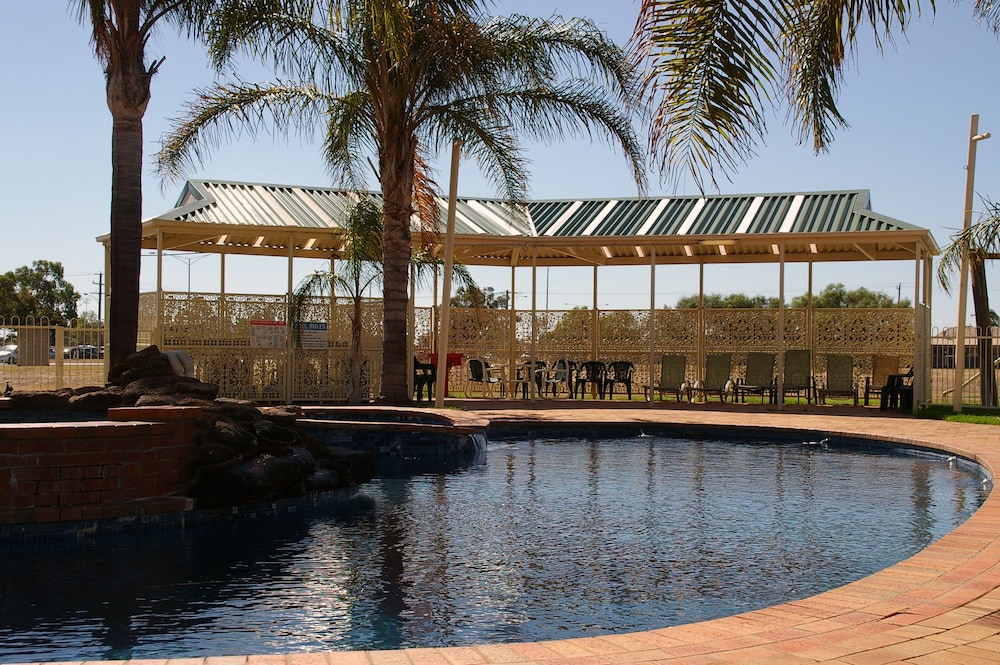 PINES COUNTRY CLUB MOTOR INN 2/31