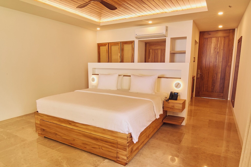 Suite, King Bed, Beach Front, Sofa, Balcony