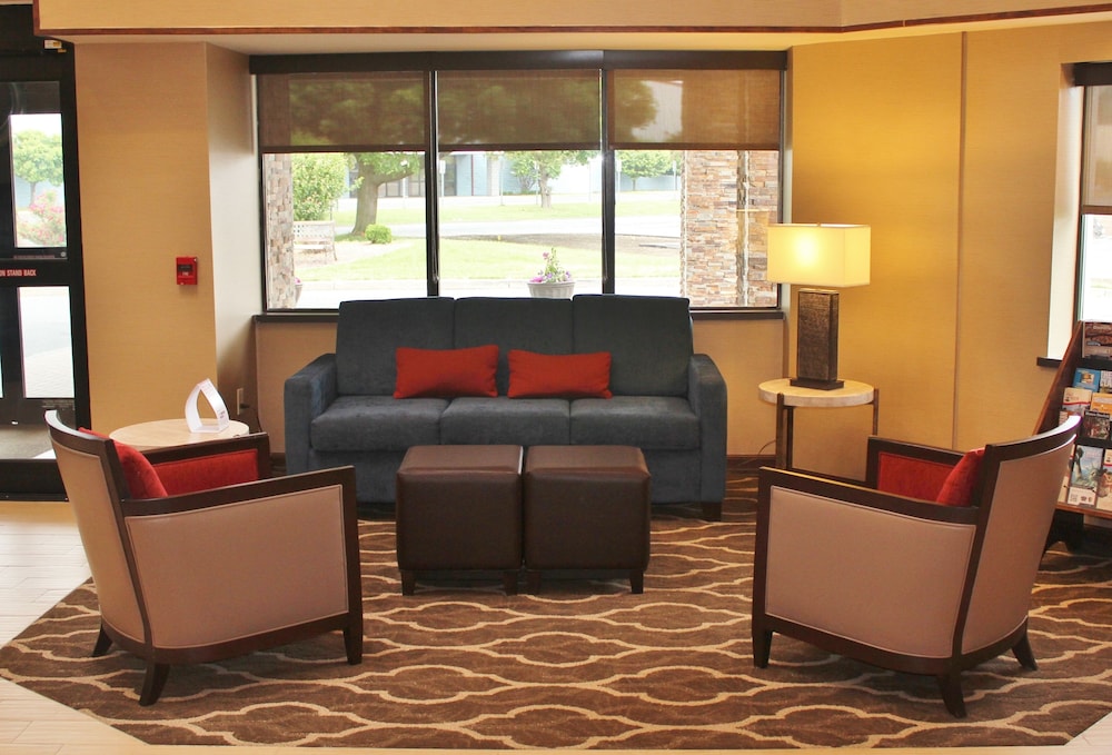 Comfort Inn & Suites West Springfield, MA 25/35