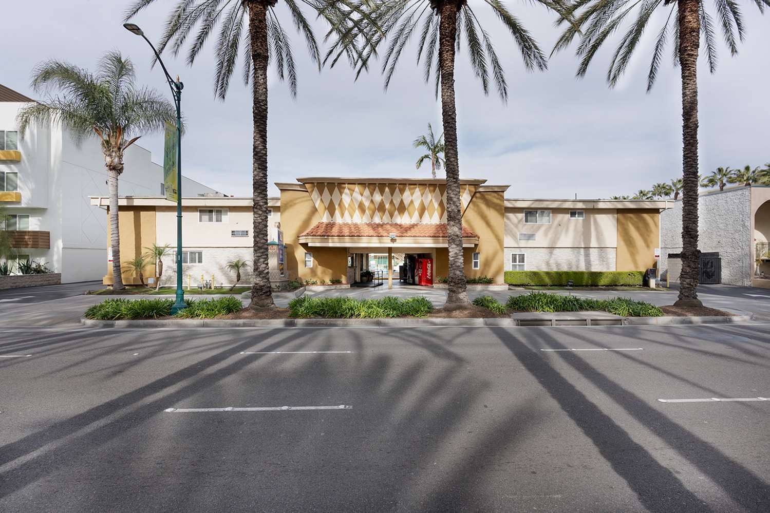 Americas Best Value Inn & Suites Anaheim Convention Center 22/27