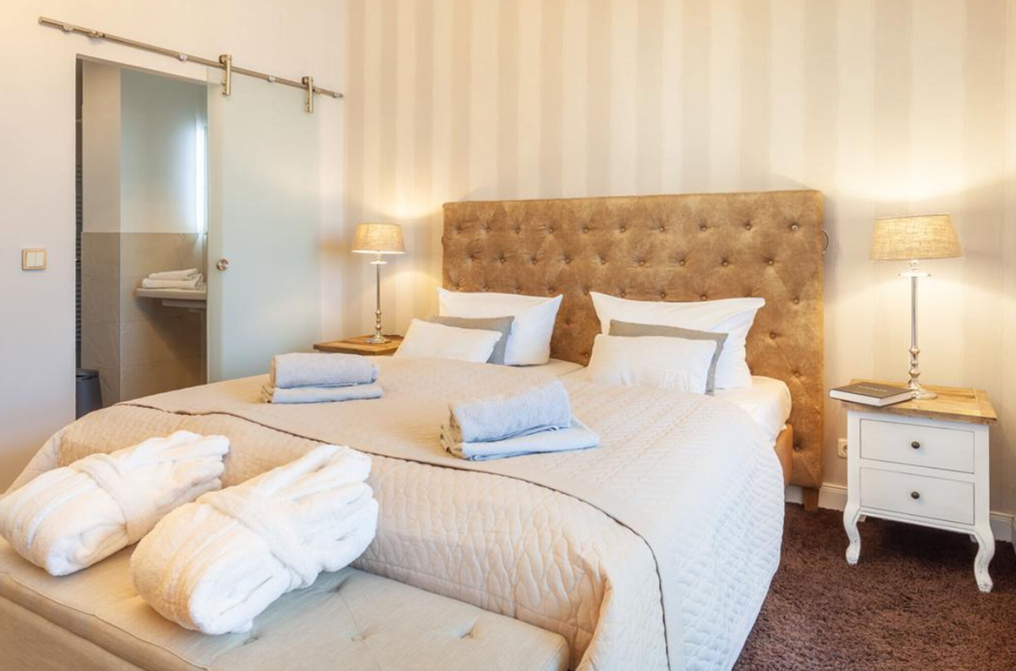 Deluxe, Queen Bed
