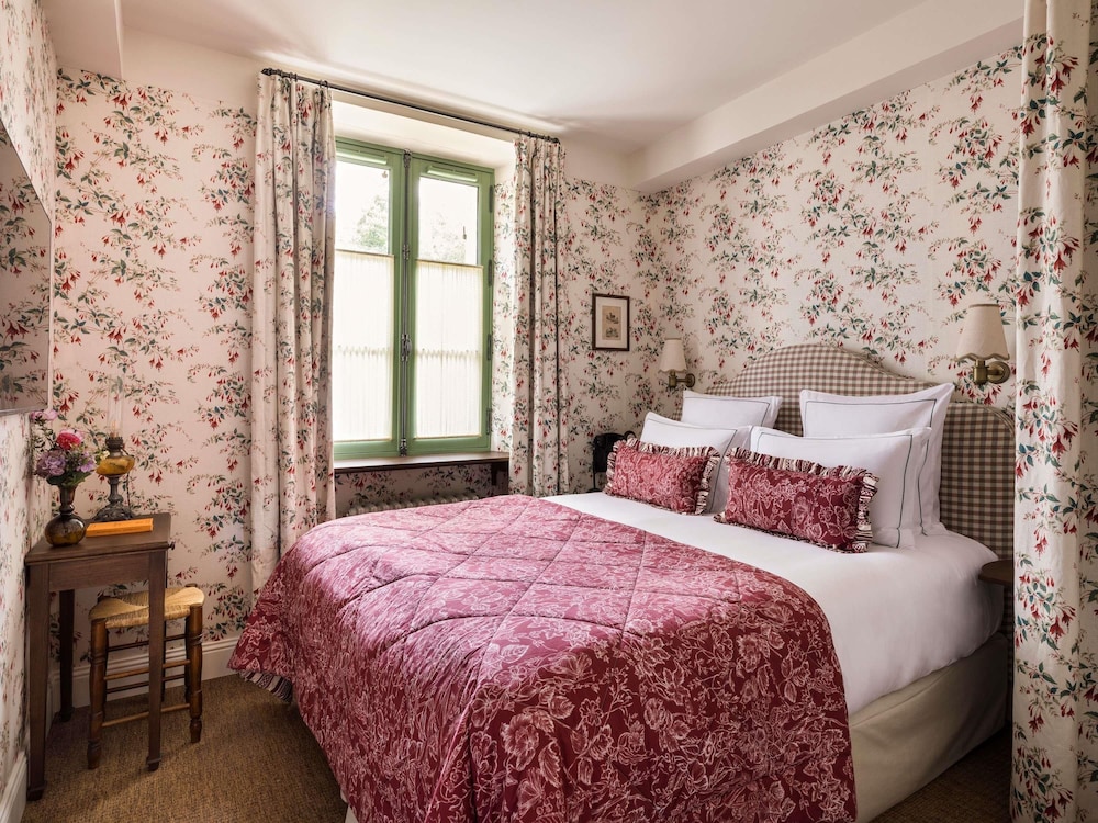 Cozy, Queen Bed, Street View