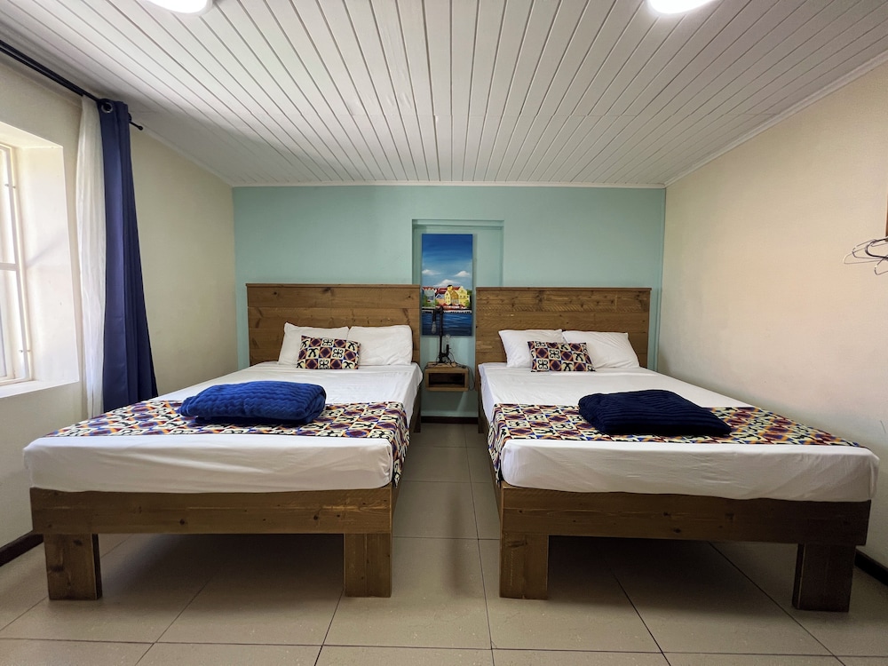 ROOM, QUADRUPLE, KITCHENETTE