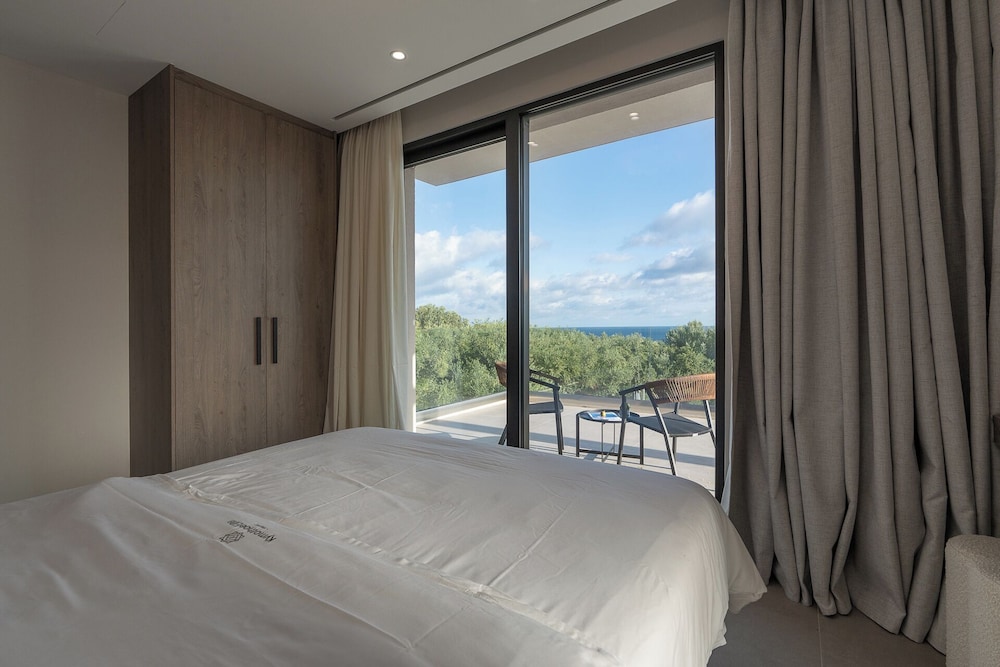 Kymothoe Elite Suites 10/97