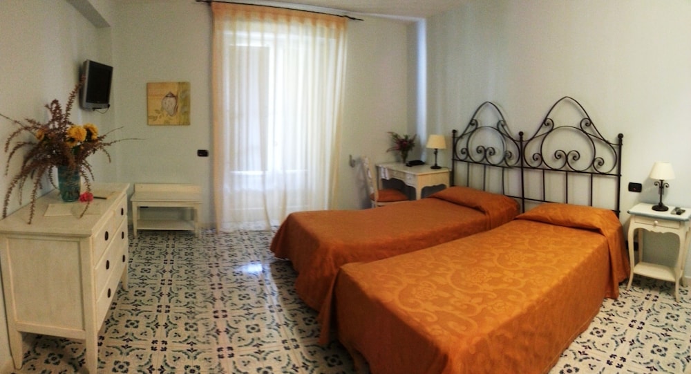 Hotel Bougainville 24/50