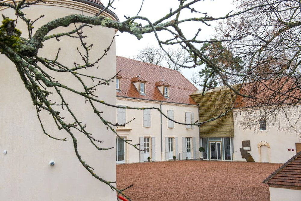 Chateau du Bost 42/44