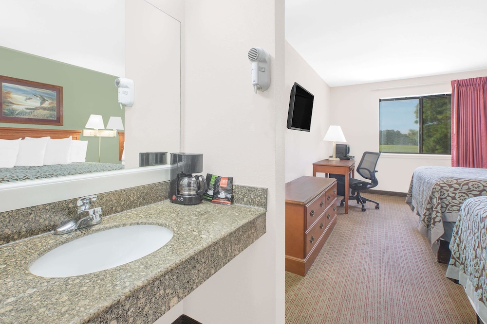 Days Inn & Suites By Wyndham Brinkley 10/14