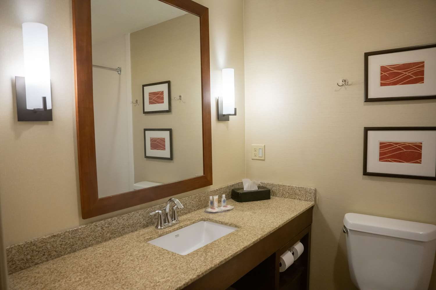 Comfort Inn & Suites Erie - Splash Harbor Indoor Waterpark 52/55
