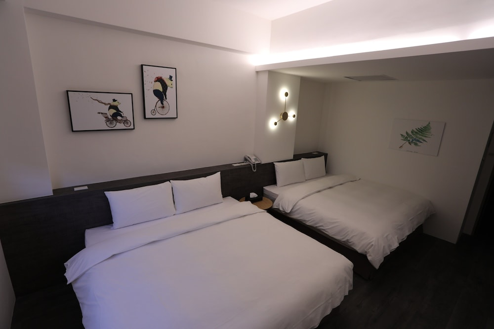 STANDARD, QUADRUPLE, 2 QUEEN BEDS, CITY VIEW